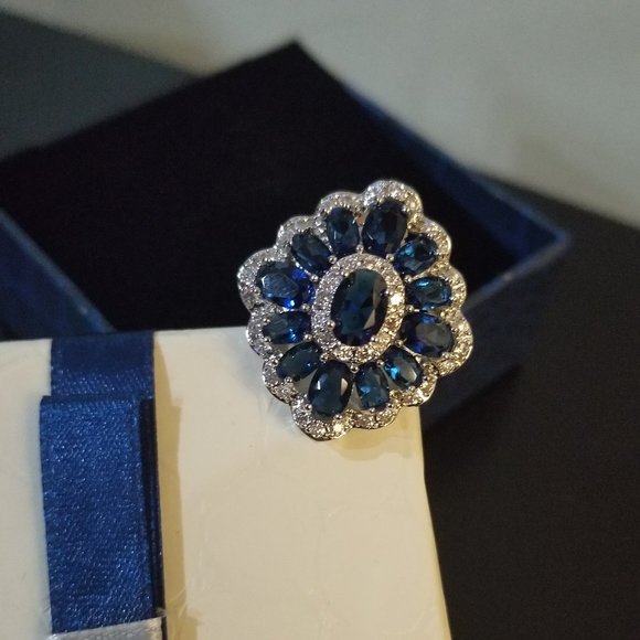 Swarovski Elements Blue Crystal Floral Ring Women's size 8 - Picture 4 of 8